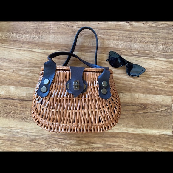Handbags - Vintage brown wicker bag with leather straps